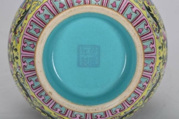 Qing Dynasty, Qianlong period, enameled yellow-ground garlic vase - Image 8